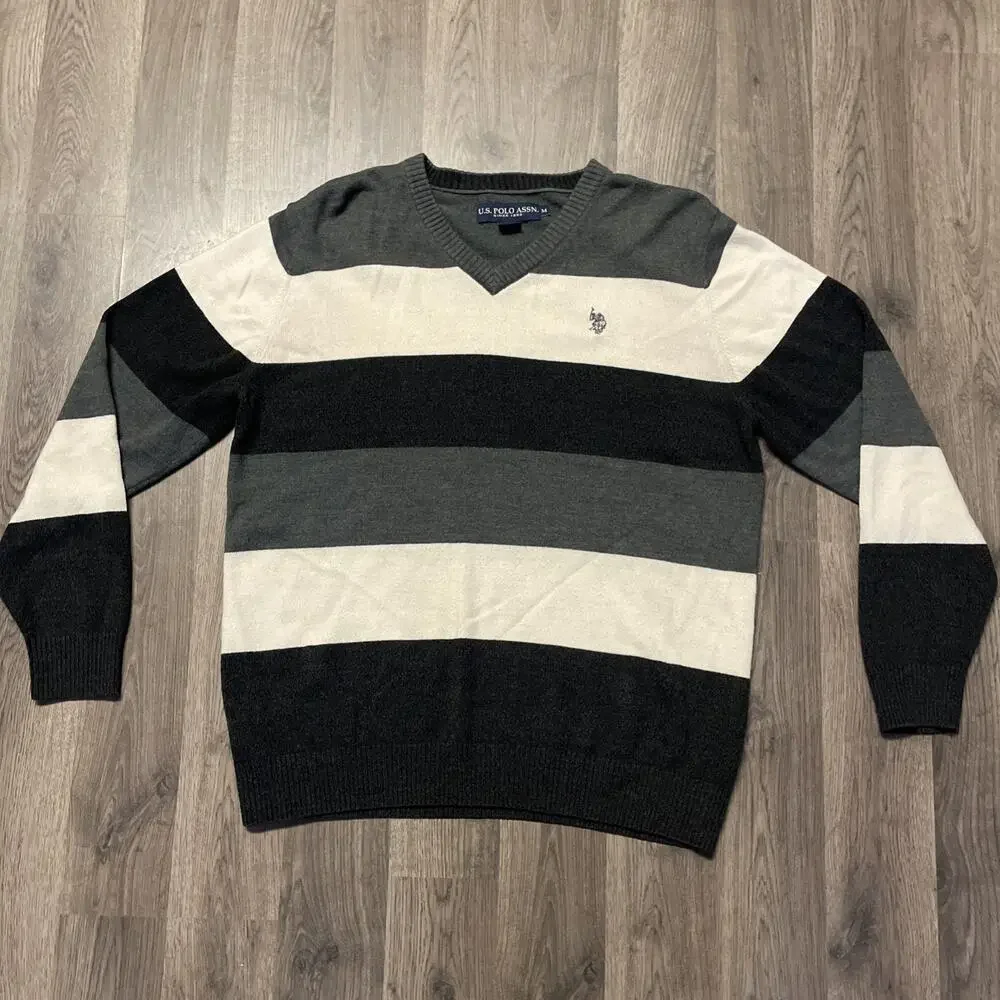 U.S. Polo Assn. Mens White Black Gray Striped V Neck Pullover Sweater Size M